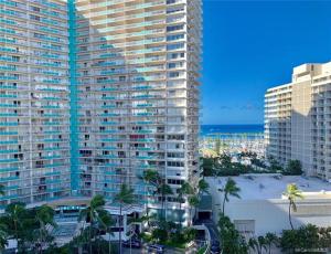 檀香山Waikiki vacation 2BR suite 88的享有棕榈树和大海的大型建筑的空中景致