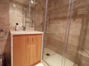 里斯本Parque Nacoes Prime Apartments的带淋浴和盥洗盆的浴室