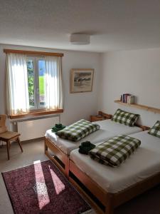 布赖尔Casa Sum Naul的一间卧室设有两张单人床和一个窗户。