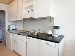 罗莫柯克比Holiday Home Lyngvejen VI的厨房配有水槽和台面