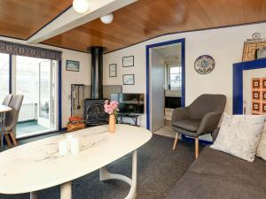 Two-Bedroom Holiday home in Ringkøbing 30的休息区