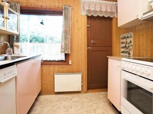 Sønder NissumTwo-Bedroom Holiday home in Ulfborg 4的厨房配有白色家电和窗户