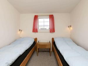 Two-Bedroom Holiday home in Ringkøbing 30客房内的一张或多张床位