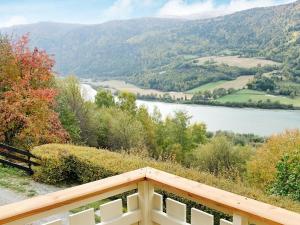 奥塔6 person holiday home in Otta的享有河流和山脉美景的阳台。
