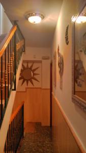 格拉纳达伊达尔戈酒店的走廊上设有楼梯,墙上有星星