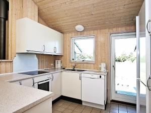 图鲁普斯特兰德10 person holiday home in Fjerritslev的厨房配有白色橱柜和水槽