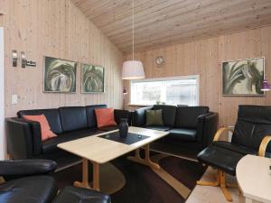 法贾德嘉德8 person holiday home in Ulfborg的客厅配有沙发和桌子