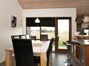 托斯明德8 person holiday home in Ulfborg的厨房以及带桌椅的用餐室。
