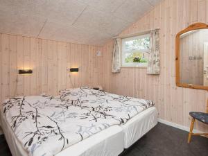 罗莫柯克比Holiday home Rømø XXVIII的一间带一张大床的卧室,位于带窗户的房间内