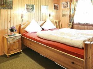 Sønder NissumTwo-Bedroom Holiday home in Ulfborg 4的一间卧室配有一张木架大床