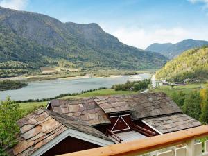 奥塔6 person holiday home in Otta的享有河流和山脉美景的度假屋