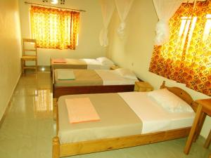 KibuyeRebero Kivu Resort的一间房间,有三张床