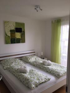 若特阿赫-埃根Chalet Heidi的卧室内的一张带两个枕头的床