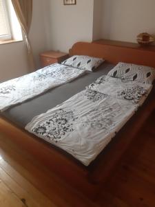 奥赫里德Apartment NIKOLA ORANGE的一张带白色床单和枕头的床