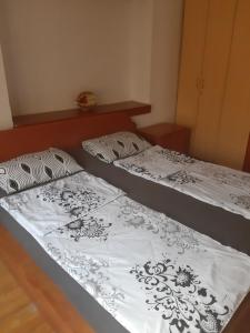 奥赫里德Apartment NIKOLA ORANGE的配有白色床单的客房内的两张床