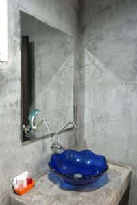 春蓬Baan i Talay Chumphon บ้านไอทะเลชุมพร的浴室内一个柜台上的蓝色水槽