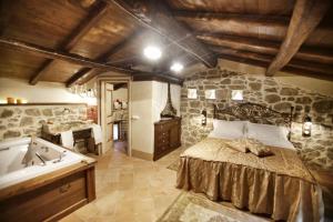 Castro dei Volsci罗斯潘特农家乐的一间卧室配有一张床和一个水槽和一个浴缸