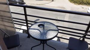 盖夫盖利亚Sunshine的街景阳台的桌子