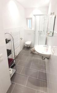 特里贝格H-Apartment 2的白色的浴室设有水槽和卫生间。