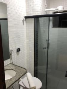 特雷西纳Hotel Vila Leste的浴室配有卫生间、盥洗盆和淋浴。
