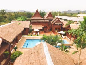 华欣达涅利度假村的享有带游泳池的度假村的空中景致
