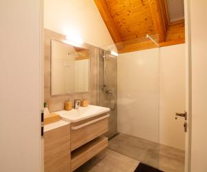 利贝雷茨Charming house@LK-living的一间带水槽和淋浴的浴室