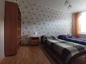 科希切日纳Apartament nr 3 w Starym Nadleśnictwie的一间卧室设有两张床和一堵图案墙