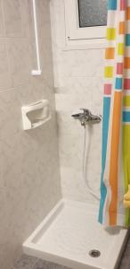 阿达玛斯Anna Zisimos的浴室设有水龙头淋浴。