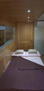贝尔格莱德Free Room Boat Apartment的一间小客房内配有两张床的卧室