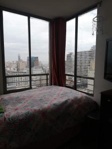 圣地亚哥UNA HABITACIÓN PRIVADA con BAÑO PRIVADO en CENTRO HISTÓRICO的一间卧室设有一张床和一个大窗户