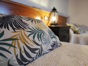 利亚内斯LA ALDEA的卧室床上的枕头