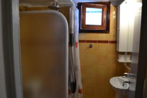 斯基罗斯岛Skyros Koxilas Studios的浴室配有淋浴帘和盥洗盆。
