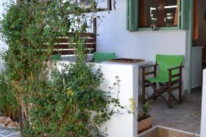 斯基罗斯岛Skyros Koxilas Studios的庭院配有桌椅和植物