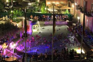 阿尔伊泰尔梅HOTEL TERME MARINO的一群人晚上在游泳池里