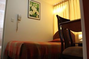阿雷基帕阿尔莫哈达德尔雷酒店的酒店客房的墙上设有一张床和一部电话