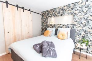 埃因霍温Eindhoven Inn的卧室配有白色床和花卉装饰墙