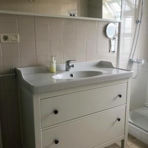 巴雷罗斯Barranca de San Miguel的浴室配有白色水槽和淋浴。
