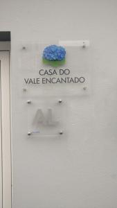 富尔纳斯Casa do Vale Encantado的蓝色云的建筑物一侧的标志