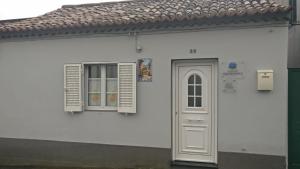 富尔纳斯Casa do Vale Encantado的白色的房子,有窗户和门