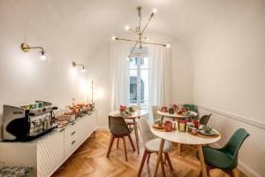 罗马Trastevere 2.0的用餐室配有2张桌子和椅子,并供应食物