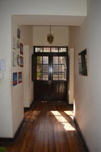 库斯科埃尔图科酒店的一间空房间,设有门和木地板