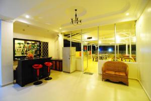 丹戎槟榔全景酒店的客厅配有冰箱和椅子