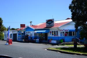 怀普怀普湾度假酒店的路边的一个蓝色加油站