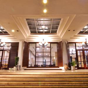 茂物茂物皇家酒店的大楼的大堂,设有楼梯和窗户