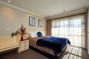 凯库拉Mondello Kaikoura的一间卧室设有一张床和一个大窗户