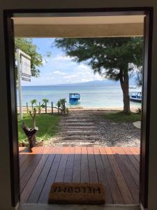 吉利阿尔Cabana的从房子的门口可欣赏到海滩美景