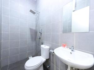 RembauHotel Seri Rembau的浴室配有白色卫生间和盥洗盆。
