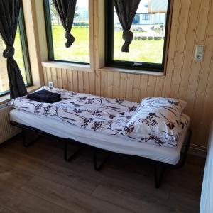 AðaldalurMiðhvammur Farm Stay的配有2扇窗户的客房内的1张床