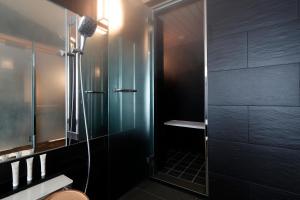 东京东京雅叙园酒店的带淋浴的浴室和玻璃门