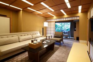 东京东京雅叙园酒店的客厅配有沙发和桌子